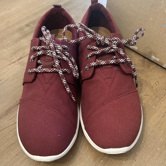 TOMS Shoes Womens Size 8 Burgundy Maroon Canvas Lace Up Low Top Casual Sneakers - Picture 2 of 5